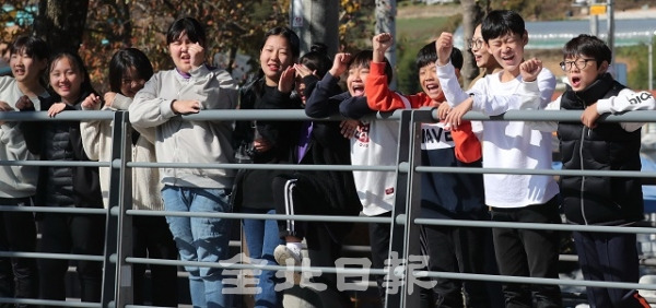 대회 2일 차 임실초등학교 앞 소구간에서 학생들이 임실군 선수로 나온 친구를 응원하고 있다. 조현욱 기자