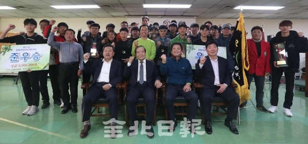 제31회 전북 역전마라톤 시상식이 전북일보에서 열린 8일 수상자들과 각 시·군 관계자들이 기념촬영을 하고 있다. 조현욱 기자
