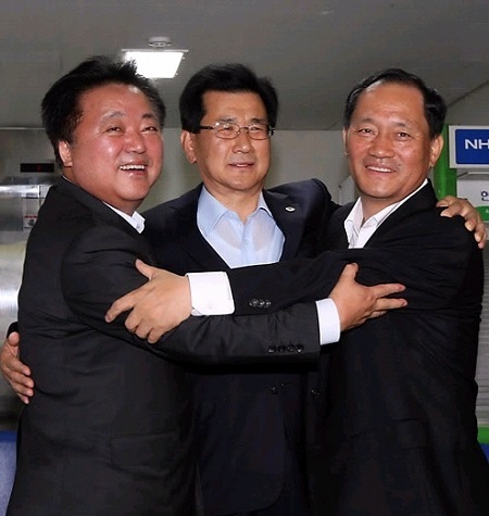 통합이 결정된 이후 이시종 충북도시사(가운데)와 한범덕 청주시장(왼쪽), 이종윤 전 청원군수가 끌어안고 있다. 연합뉴스