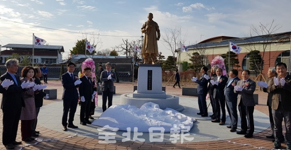 12일 3·1운동 민족대표 박준승 기념관 동상 제막식이 열린 가운데 참석자들이 박수를 치며 기념촬영을 하고 있다. 임장훈 기자.
