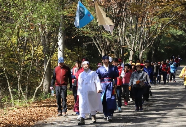 지난해 열린 이순신 장군 백의종군로 걷기 행사 모습.