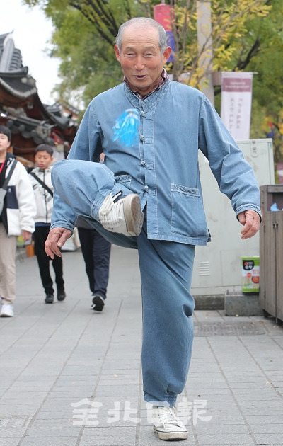 14일 전주 한옥마을에서 채규칠(71) 씨가 제기를 차며 한옥마을과 제기차기를 알리고 있다. 조현욱 기자