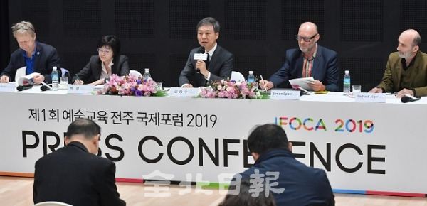 제1회 예술교육 전주 국제포럼이 열린 14일 전주팔복예술공장에서 김승수 전주시장이 인사말을 하고 있다. 박형민 기자