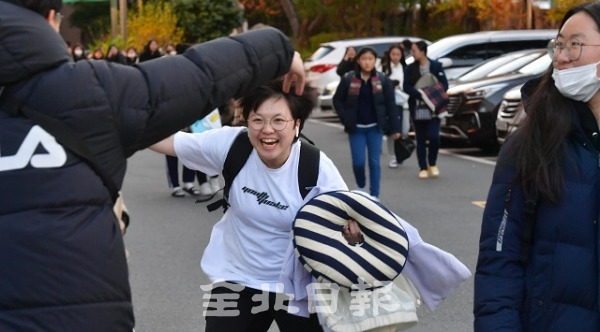 2020학년도 대학수학능력시험이 실시된 14일 전주지구 제11시험장인 전주한일고등학교에서 시험을 마친 한 수험생이 고사장을 나서며 마중 나온 가족과 포옹하고 있다. 박형민 기자