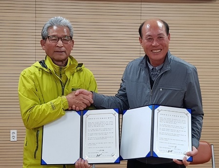 정읍 솔티마을 유연필 통장(왼쪽)과 제주 선흘1리 오준배 이장이 기념촬영을 하고 있다.