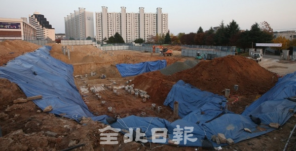 16일 각종 절차 지연 등으로 내년 3월 개원 예정에서 10월로 미뤄진 익산외국어교육센터가 분주히 공사를 하고 있다. 조현욱 기자