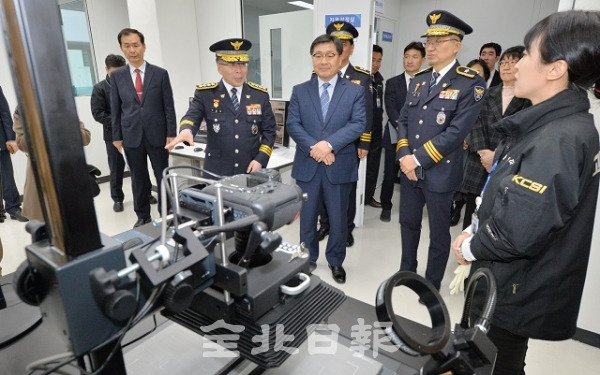 경찰·국과수 합동 법과학감정실 개소식이 열린 15일 전북경찰청 광역수사대에서 민갑룡 경찰청장(사진 왼쪽 두번째)과 박남규 국립과학수사연구원장(왼쪽 세번째) 등 참석자들이 내부 시설을 둘러보고 있다. 박형민 기자
