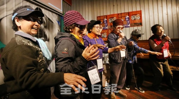 지난 15일 순창군 할머니들의 랩 배틀인 '쇼미더 순창'이 순창군 교성리 방랑싸롱에서 열린 가운데 풍산면 할머니들이 갈고닦은 랩 실력을 뽐내고 있다. 조현욱 기자