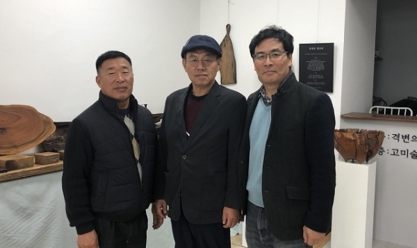 전주 ‘수다작’ 1층 갤러리에서 만난 김병선 관장, 차만근 대표, 정승호 부관장(왼쪽부터).