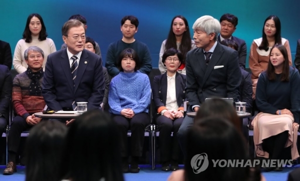 문재인 대통령이 19일 오후 서울 상암동 MBC에서 '국민이 묻는다, 2019 국민과의 대화'를 하고 있다. 연합뉴스