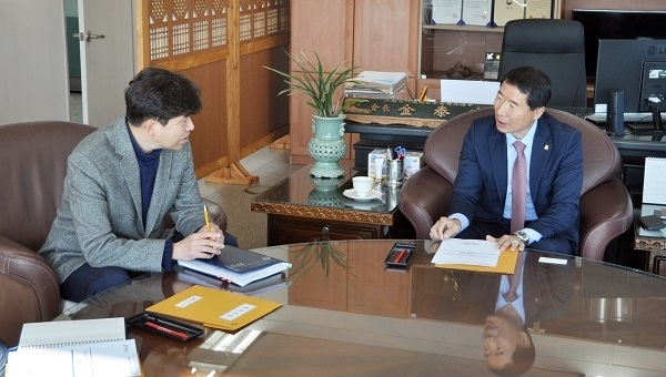 20일 전문건설협회 전북도회 김태경 회장이 전문건설회관 회장실에서 전북도 감사관실 직원과 간담회를 갖고있다. 사진제공= 전문건설협회 전북도회