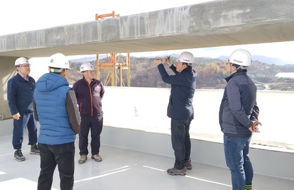 20일 전북개발공사 품질점검단이 공사에서 건설중인 공동주택의 최종 점검을 하고있다. 사진제공=전북개발공사