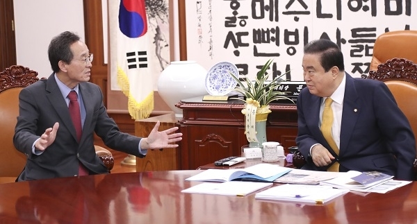 송하진 지사는 20일 서울 국회를 찾아 문희상 국회의장을 만나 2020년도 국가예산 반영이 필요한 주요 중점사업에 대해 각별한 관심과 지원을 요청했다. 사진제공=전북도