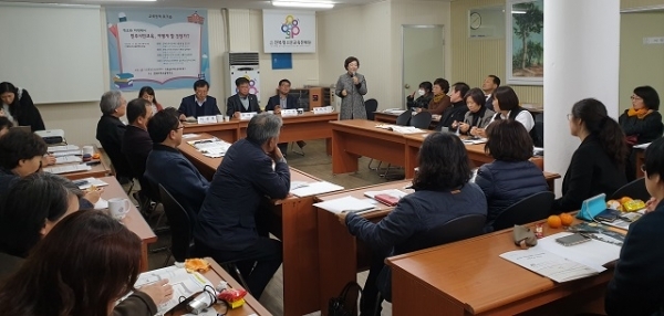지난 20일 전북지역교육연구소가 개최한 교육정책 워크숍에서 이미영 전북지역교육연구소장이 통합적 민주시민교육의 중요성을 하고 있다.