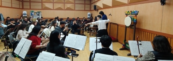 지난 20일 제46회 정기연주회를 앞둔 전북도립국악원 관현악단이 한국소리문화의전당 명인홀 연습실에서 연습을 진행하고 있다.