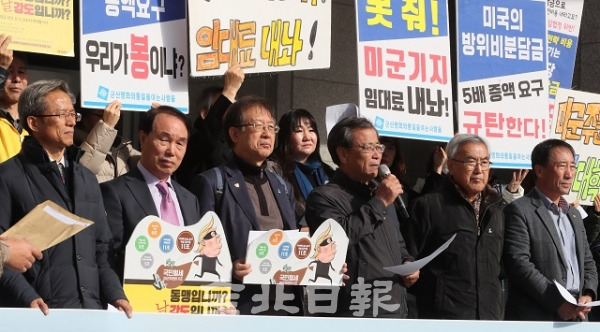 21일 전북도청 앞에서 도내 시민단체 회원들이 기자회견을 열고 지소미아 연장강요, 주한미국방위비분담금 인상을 강요하는 미국을 규탄하는 성명서를 발표했다. 박형민 기자