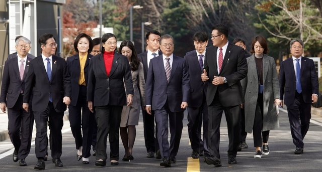 문재인 대통령이 22일 오전 천안 MEMC코리아에서 생산라인 시찰 후 간담회장으로 이동하고 있다. 앞줄 오른쪽부터 조찬래 사장, 문 대통령, 도리스 슈 글로벌웨이퍼스 회장, 박영선 중기부 장관, 성윤모 산업부 장관, 최기영 과기부 장관. /연합뉴스