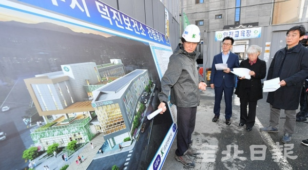 지난 22일 전주 덕진보건소 신축 공사 현장에서 현장 관계자가 공사 진행 상황에 대해 설명하고 있다. 박형민 기자