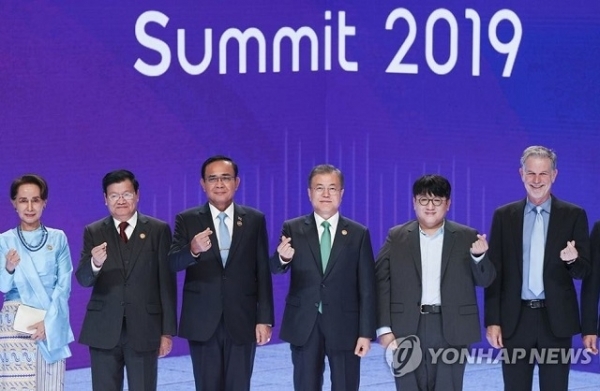 문재인 대통령이 25일 부산 벡스코 2전시장에서 열린 2019 한-아세안 특별 정상회의 '문화혁신포럼' 행사에서 참석자들과 기념촬영을 하고 있다. (왼쪽부터) 아웅산 수치 미얀마 국가고문, 통룬 시술릿 라오스 총리, 쁘라윳 짠오차 태국 총리, 문 대통령, 방시혁 빅히트 엔터테인먼트 대표, 리드 헤이스팅스 넷플릭스 CEO. 연합뉴스