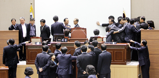 통합 1년 차인 2011년에 창원시 청사 소재지 문제를 두고 시의원 간 육탄전 이 벌어졌다.