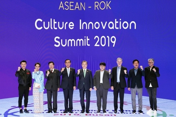 문재인 대통령이 25일 부산 벡스코 2전시장에서 열린 2019 한-아세안 특별 정상회의 '문화혁신포럼' 행사에서 참석자들과 기념촬영을 하고 있다. 왼쪽부터 브라이언 차우 iME 대표, 아웅산 수치 미얀마 국가고문, 통룬 시술릿 라오스 총리, 쁘라윳 짠오차 태국 총리, 문 대통령, 방시혁 빅히트 엔터테인먼트 대표, 리드 헤이스팅스 넷플릭스 CEO, 박정호 SK텔레콤 사장, 피에르코팽 감독. 연합뉴스