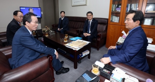 송하진 도지사는 25일 국회에서 정세균 전 국회의장을 만나 전북도 주요 핵심사업에 대한 2020년 국가예산 반영을 위한 막바지 설득하고 있다. 사진 제공=전북도