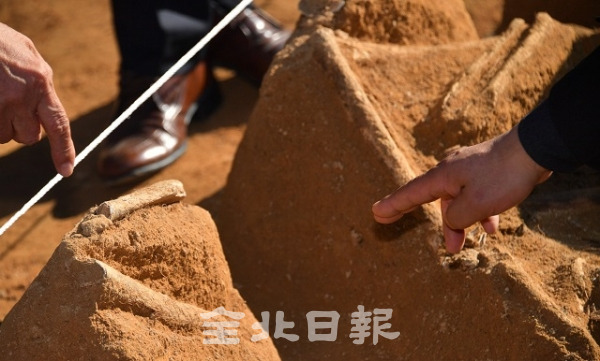 한국전쟁 당시 전주지역 민간인 희생자 유해발굴 조사 2차 보고회가 열린 26일 황방산 일원에서 참석자들이 발굴된 유해를 살피고 있다. 박형민 기자