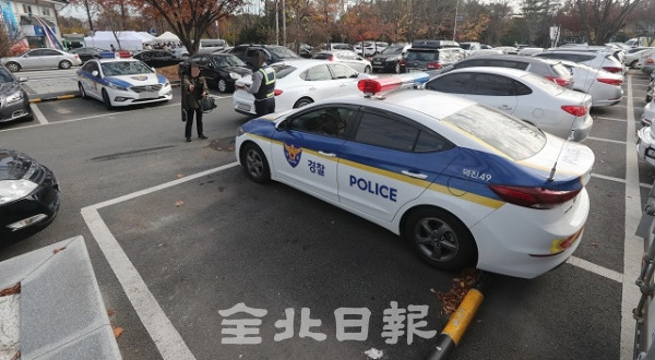 26일 전주 덕진지구대 신청사 준공식이 열린 가운데 신청사 건너편 전주덕진예술회관 주차장에 경찰차가 주차 면수를 확보하기 위해서 얌체 주차를 해 시민과 실랑이를 벌이고 있다. 조현욱 기자