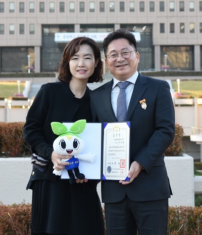 범죄예방 활동과 법무보호사업 발전을 위해 노력한 공로로 대통령상 수상한 이덕현 상무가 평생의 동반자며 봉사활동을 위해 지원을 아끼지 않았던 부인과 한국법무보호복지공단에서 기념촬영을 하고 있다.