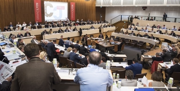 메트로폴 리옹 회의실에서 열린 정례회. 코뮌 및 코뮌협력체에서 선출된 167명의 의원들이 리옹 권역에서 발생한 다양한 문제를 논의한다. 사진= 메트로폴 리옹 제공