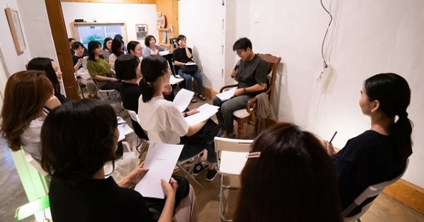 예술책방 '물결서사'에서 진행된 박준 시인 낭독회 모습.