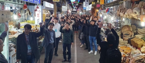 전주 남부시장을 방문한 전국공공스포츠클럽 워크숍 참가자들이 기념촬영을 하고 있다.