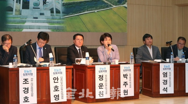 27일 ㈔한국농업경영인 전북연합회의 '전통과 첨단의 공존, 전북도 생명농업의 미래'라는 주제의 심포지엄이 한국농어촌공사 전북지역본부에서 열린 가운데 안호영, 정운천, 박주현 의원과 참석자들이 전북도가 추진해야 할 방향성에 대해 토론을 하고 있다.