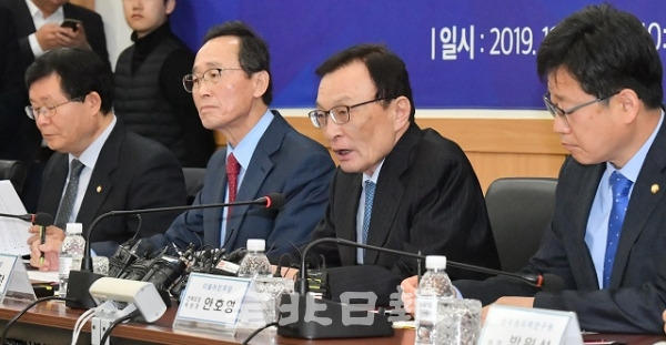 더불어민주당 현장 최고위원회의가 열린 27일 정읍시 한국원자력연구원 첨단방사선연구소에서 이해찬 당대표가 탄소 산업을 육성하는 탄소법을 반드시 통과 시키겠다고 밝히고 있다. 박형민 기자