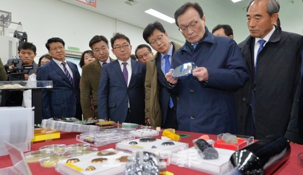 더불어민주당 현장 최고위원회의가 열린 27일 정읍시 한국원자력연구원 첨단방사선연구소를 찾은 이해찬 당대표 및 당직자들이 반도체 센서를 살펴보고 있다. 박형민 기자