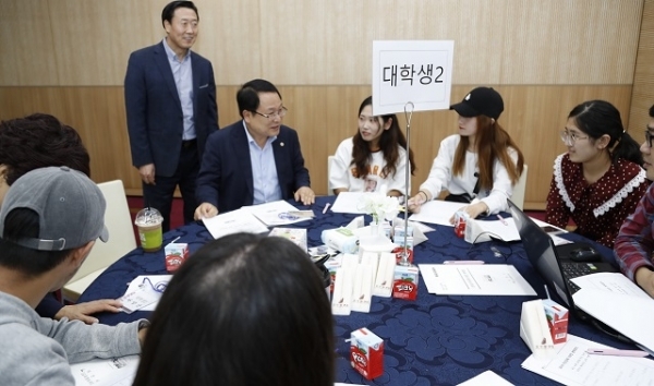 정헌율 익산시장이 지난 9월 26일 원광보건대학에서 시민 100명이 참석한 가운데 열린 ‘익산교육 100人 원탁회의’에서 익산교육 발전 방안 등에 대해 대학생들과 얘기를 나누고 있다.