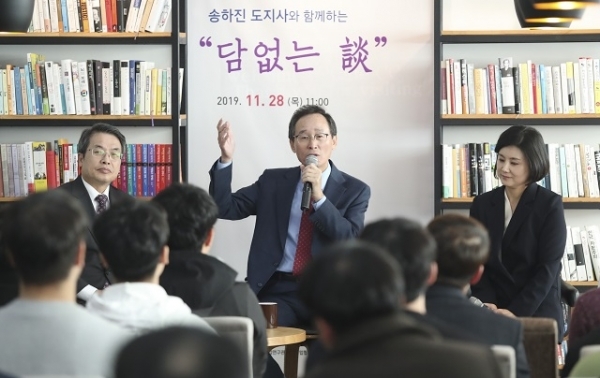 28일 군산 새만금산학융합원에서 열린 제1회 전북새만금산학융합지구 성과발표회 및 간담회에 송하진도지사와 김관영 국회의원, 강임준 군산시장, 곽병선 군산대총장 및 참석자들이 연구개발 전시회를 둘러본 후 새만금산학융합원 청년들과 진솔한 대화의 시간을 갖고 있다. 사진제공=전북도