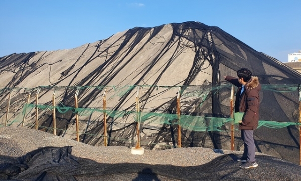 28일 군산항 인근 한 업체에 슬래그가 산처럼 쌓인 모습.