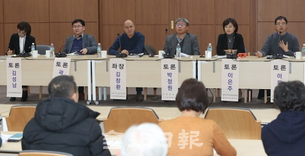 전주시 국립무형유산원에서 '2019 전주시 마을공동체 희망 포럼'이 열린 28일 김창환 전주시 도시혁신센터장을 비롯한 참석자들이 전주시 공동체 활성화에 관해 토론을 하고 있다. 조현욱 기자