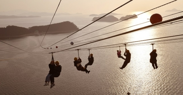 진해만 석양 속에서 창원 집트랙을 탄 이용객들이 소쿠리섬으로 향하고 있다. 사진= 경남신문 전강용 기자