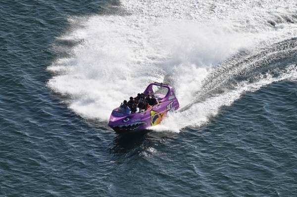 이용객들이 제트보트를 타고 음지도로 돌아오고 있다. 사진= 경남신문 전강용 기자