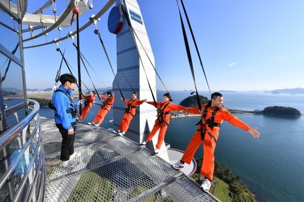 이용객들이 에지워크를 체험하고 있다. 사진= 경남신문 전강용 기자