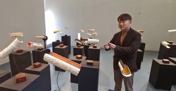 지난달 29일 전주 누벨백미술관에서 개인전을 연 조호익 작가가 작품 ‘표리부동’에 대해 설명하고 있다.