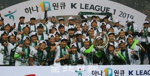 전북현대 모터스와 강원FC 최종 경기가 전주 월드컵경기장에서 열린 1일 우승을 차지한 전북현대 선수들이 우승컵을 들어 올리며 승리의 기쁨을 만끽하고 있다. 조현욱 기자