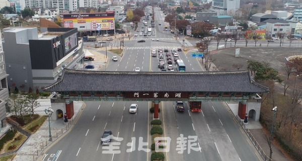 지난달 30일 전주 마중길과 더불어 전주의 관문인 호남제일문 도로 일대에 도시의 특색을 느낄 수 있는 조형물 등이 없어 썰렁한 모습을 보이고 있다. 조현욱 기자