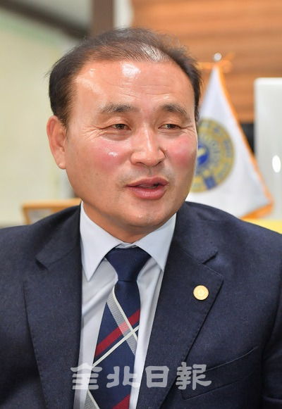 취임 100일이 넘은 국제라이온스협회 356-C(전북)지구 제42대 김영천 총재가 본보와의 인터뷰에서 앞으로의 라이온스 전북지구가 나아가야 할 방향에 대해 말하고 있다. 박형민 기자