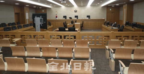 2일 전주지방법원이 43년 덕진동 시대를 마감하고 만성동 법조타운으로 이전해 새로운 청사에서 공식 업무를 시작했다. 사진은 전주지방법원 대법정 조현욱 기자