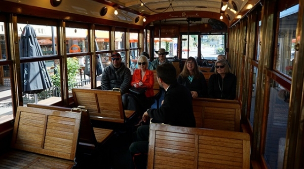 뉴질랜드 크라이스트 처치 트램에 탄 관광객들.