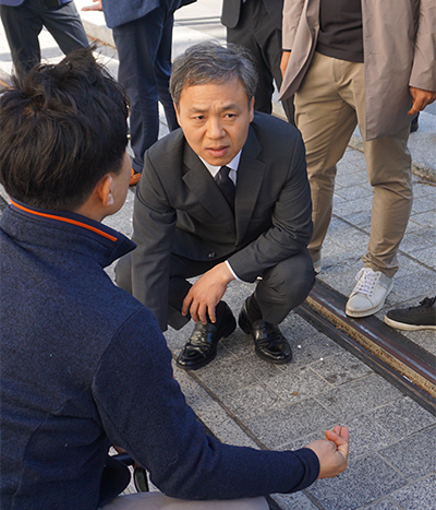 김승수 전주시장이 뉴질랜드 현지 트램에 대해 설명을 듣고 있다.