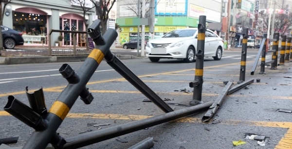 파손된 시선유도봉.